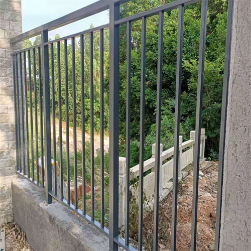 1.5米高鋅鋼護(hù)欄 美觀耐用，公路與場(chǎng)地防護(hù)首選